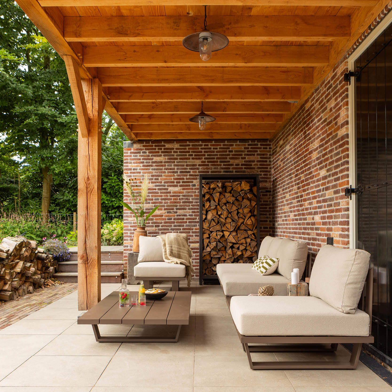 Van tuin tot balkon: Dit zijn de tuinmeubeltrends van 2026